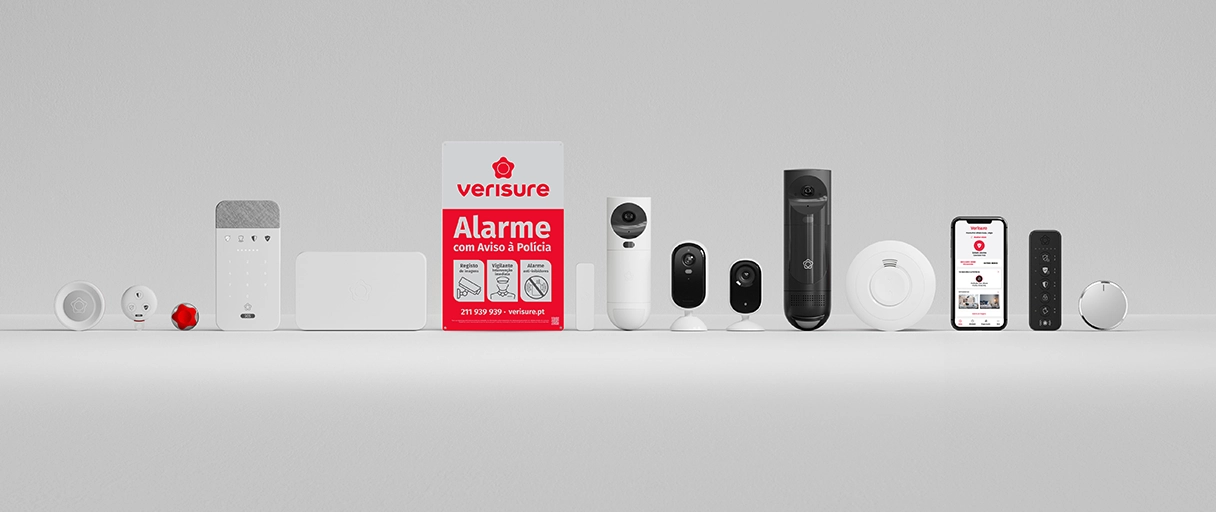 produtos do kit alarme da verisure, combotão sos, comando à distância, chave inteligente vermelha, painel de controlo, unidade central, placa disuasória, detetor de acesso, foto detetor, camaras de vigilância, detetor perimetral, detetor de fumo, app verisure pt e fechadura inteligente sobre fundo branco