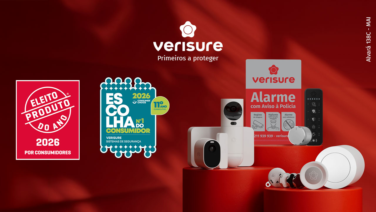 produtos do kit alarme da verisure, com camara, placa dissuasoria e fechadura inteligente sobre fundo vermelho e com os selos dos prémios Produto do Ano e Escolha do Consumidor de 2026 atribuidos à Verisure